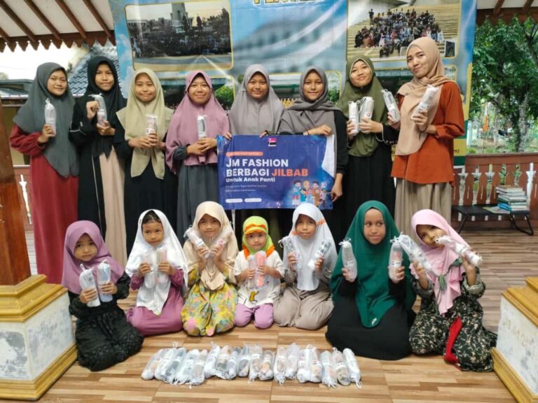 Kolaborasi Bersama Simpul Sedekah Berbagi 1.000 Jilbab dalam Menyambut Hari Santri